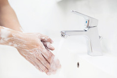 人是洗他们的手与肥皂保护对科维德病毒和细菌