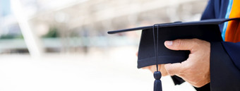 拍摄毕业帽子在毕业典礼成功毕业生的大学概念教育祝贺毕业仪式祝贺的毕业生大学