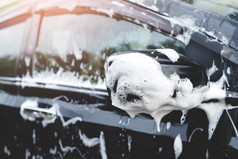 户外车洗与活跃的泡沫肥皂商业清洁洗服务概念