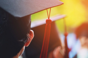 拍摄毕业帽子在毕业典礼成功毕业生的大学概念教育祝贺毕业仪式祝贺的毕业生大学