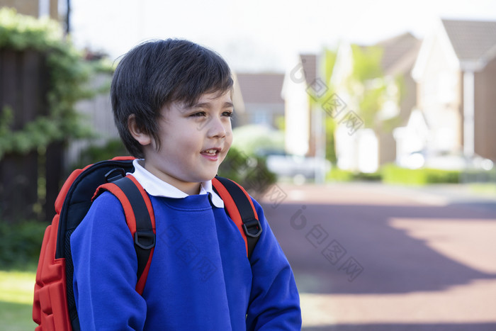 肖像快乐孩子男孩与背包学校孩子等待为学校公共汽车学生主会学校年轻的学生开始类后学校假期回来学校概念