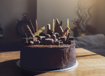 高关键光首页使巧克力巧克力蛋糕与模糊的生活房间背景巧克力福吉蛋糕与黄色的黄金一流的装饰的想法为生日蛋糕