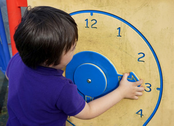 孩子学习时间与木时钟玩地面夏天孩子男孩学习告诉时间孩子手概念学习玩为孩子们发展