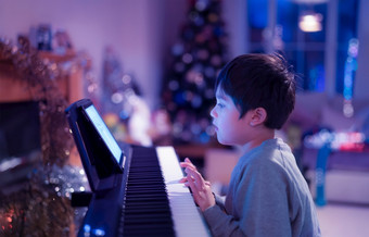 电影晚上肖像孩子玩计划与霓虹灯灯年轻的男孩学习音乐与电计划生活房间孩子放松唱首歌首页圣诞节晚上