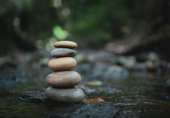 堆栈Zen石头关闭卵石岩石堆放前每一个其他流领先的瀑布森林Zen就像概念