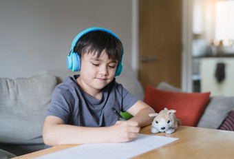 快乐孩子穿耳机听音乐而画纸在室内肖像可爱的孩子男孩享受有创意的<strong>活动首页</strong>周末