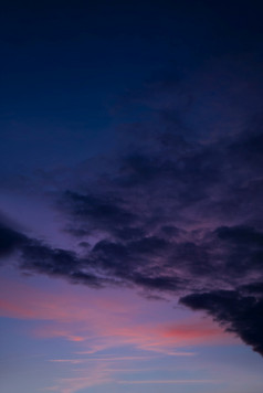 日落与色彩斑斓的天空橙色紫色的和黑暗蓝色的垂直《暮光之城》的晚上与美丽的黄昏天空阳光秋天