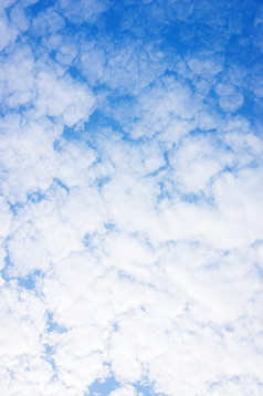 白色云的蓝色的天空