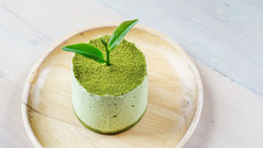 绿色茶蛋糕的木板