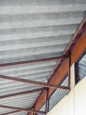 老金属框架为的纤维水泥屋顶的学校食堂