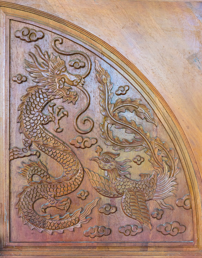 龙和孔雀雕刻的传统的中国人风格的木通过