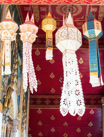 传统的泰国灯笼从的竹子和纸挂的教堂为好运气的北部泰国