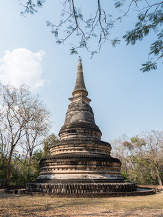 大老宝塔与的树框架的山的泰国寺庙