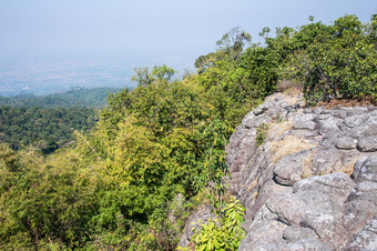 砂岩悬崖的高山与的热带森林国家公园泰国