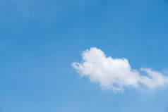 孤独的毛茸茸的云的清晰的蓝色的天空与的复制空间