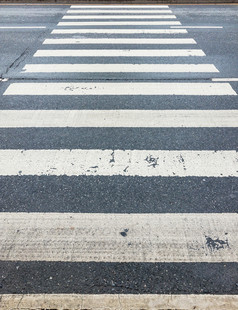 空人行横道道路与的脏染色的城市街