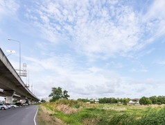 高速公路桥的城市哪一个trought的大场附近的边缘小镇