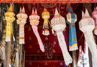 色彩斑斓的的手工艺灯笼的传统的泰国风格挂附近的泰国教堂为财富和好运气新一年节日的北部泰国