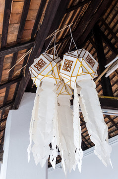 手工艺纸灯笼的传统的泰国风格挂的天花板的泰国教堂