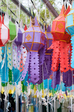 色彩斑斓的手工艺灯笼的传统的北部泰国风格挂附近的泰国寺庙为财富和好运气新一年节日的北泰国