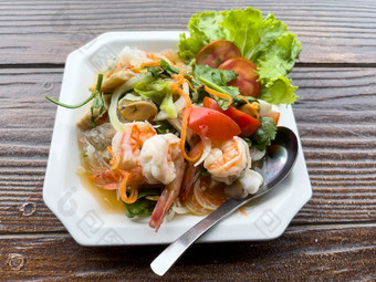 特写镜头的辣的泰国海鲜沙拉服务的白色板为开胃菜的泰国餐厅以上视图与的复制空间