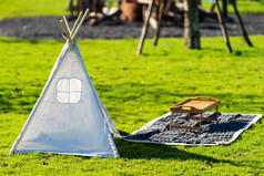 白色野餐帐篷绿色草坪上背景