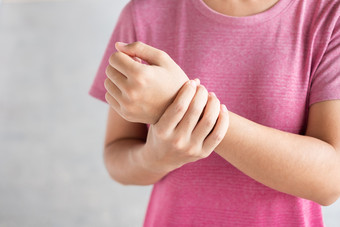 年轻的女人持有她的手腕疼痛因为使用电脑长时间quervainrsquo腱鞘炎十字路口症状腕隧道并发症状办公室syndromedisease和医疗保健概念