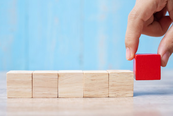 商人手放置拉红色的木块的建筑业务规划<strong>风险</strong>管理解决方案策略不同的和独特的概念