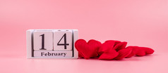 红色的心形状装饰与2月日历粉红色的背景爱婚礼浪漫的和快乐情人节一天假期概念