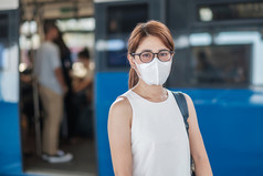 戴白色口罩的泰国曼谷女人