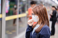 年轻的亚洲女人穿保护面具对小说冠状病毒电晕病毒疾病新冠病毒机场会传染的病毒那原因呼吸感染医疗保健概念