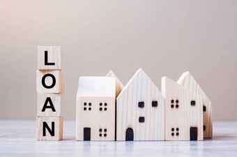 贷款多维数据集块与木房子模型表格背景秋天业务投资危机经济经济衰退开发人员真正的房地产和财产概念