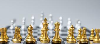 黄金国际象棋数字团队王女王主教骑士烟和兵棋盘对对手在战斗策略成功管理业务规划策略政治和领袖概念
