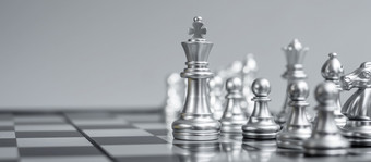 银国际象棋数字团队王女王主教骑士烟和兵棋盘对对手在战斗策略成功管理业务规划策略政治和领袖概念