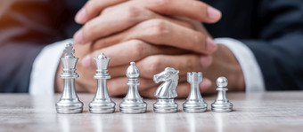 银国际象棋数字团队王女王主教骑士烟和兵与商人经理背景策略成功管理业务规划策略思考愿景和领袖概念