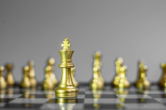 黄金国际象棋数字团队王女王主教骑士烟和兵棋盘对对手在战斗策略成功管理业务规划认为教育和领袖概念