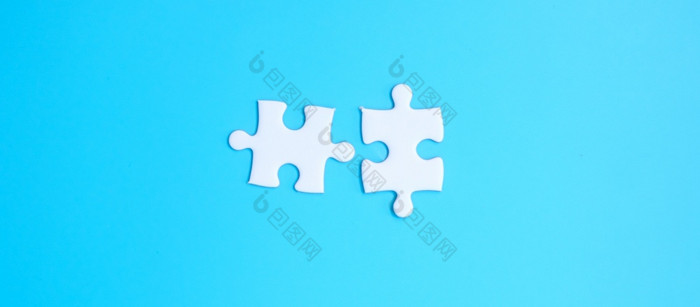 夫妇白色谜题拼图块蓝色的背景概念解决方案任务成功目标合作伙伴关系策略和谜题一天