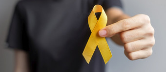 自杀预防一天肉瘤骨膀胱和童年癌症意识月黄色的丝带为支持人生活和疾病孩子们医疗保健和世界癌症一天概念
