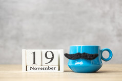 国际但一天与11月日历蓝色的咖啡杯茶杯子和黑色的胡子装饰表格快乐父亲一天和庆祝活动概念