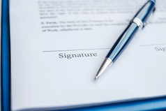 合同文档和笔为批准签名合同协议伙伴关系律师和交易概念