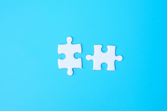 <strong>夫妇</strong>白色谜题拼图块蓝色的背景概念解决方案<strong>任务</strong>成功目标合作伙伴关系策略和谜题一天
