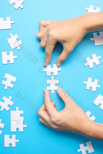 手连接夫妇白色谜题拼图块蓝色的背景概念解决方案任务成功目标合作伙伴关系策略和谜题一天