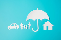 伞封面家庭首页和车形状纸蓝色的背景国际一天家庭医疗保健健康和保险概念