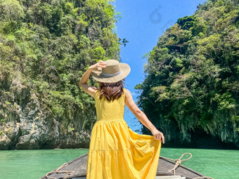 女人<strong>旅游</strong>私人长尾船旅行环礁湖KOH在香港附近在香港岛甲米<strong>泰国</strong>具有里程碑意义的目的地亚洲旅行假期<strong>旅游</strong>热和假期概念
