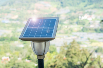 <strong>小太阳</strong>能光伏面板与光灯森林电权力一代系统替代可再生能源和可持续发展的资源概念