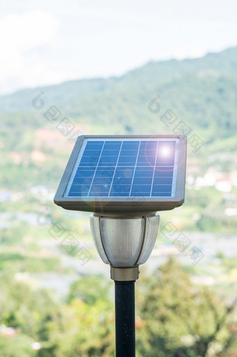 <strong>小太阳</strong>能光伏面板与光灯森林电权力一代系统替代可再生能源和可持续发展的资源概念