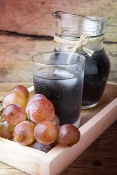 新鲜的和汁葡萄木表格