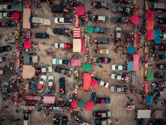 空中图像跳蚤市场在那里是人很多汽车和商店