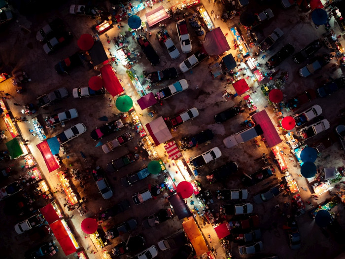 空中视图晚上市场在那里是许多人汽车和商店