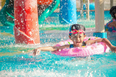 孩子们嬉戏的水公园阳光明媚的完美的一天为得到湿和玩硬